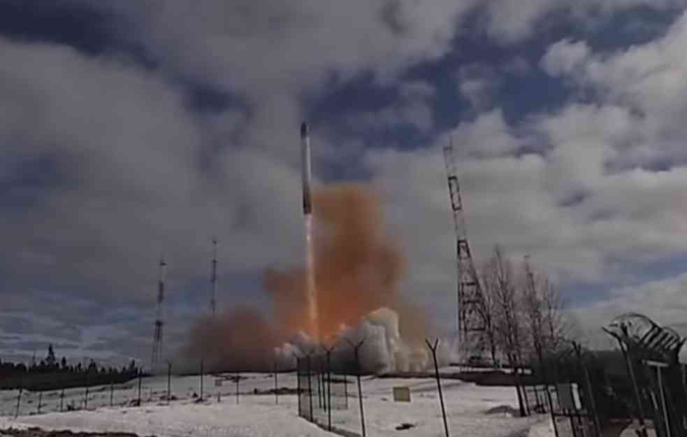 MOĆNA RUSKA RAKETA SARMAT JE NEUNIŠTIVA: Može da pogodi bilo šta na Zemlji a leti čak 25.750 kilometara na sat! (VIDEO)