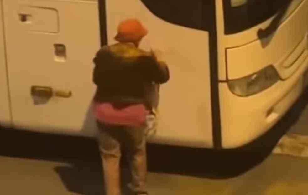 KAD VIDIMO OVO ŠTA DA OČEKUJEMO OD MLAĐIH? Baba vandal izgrebala autobus u Beogradu! (VIDEO)