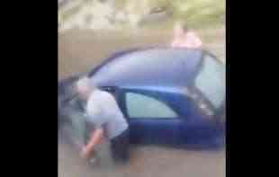 <span style='color:red;'><b>Posledice</b></span> nevremena u Novom Sadu: Baka i deka pokušavaju da izvuku auto iz nabujale vode (VIDEO)