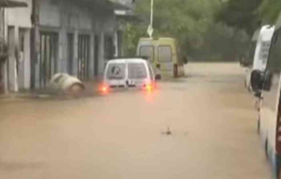 HAOS U GRČKOJ! BUJICA SRBIMA ODNELA AUTOMOBILE U MORE! Sve potopljeno, voda duboka metar i po (VIDEO, FOTO)