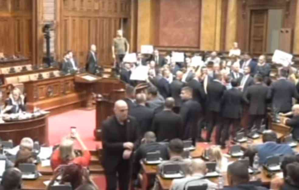 OPET BURNO U SKUPŠTINI SRBIJE: Poslanici opozicije ponovo blokiraju rad: Obezbeđenje u sali, odzvanjaju zvižduci (VIDEO)