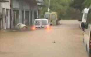 HAOS U GRČKOJ! BUJICA SRBIMA ODNELA AUTOMOBILE U MORE! Sve <span style='color:red;'><b>potopljeno</b></span>, voda duboka metar i po (VIDEO, FOTO)