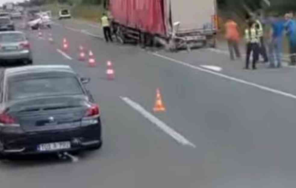 NEVIĐENA TRAGEDIJA KOD SVILAJNCA : Auto zgužvan u nesreći od udara (VIDEO)