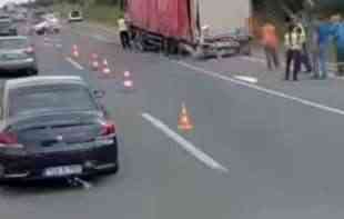 NEVIĐENA TRAGEDIJA KOD SVILAJNCA : Auto z<span style='color:red;'><b>gužva</b></span>n u nesreći od udara (VIDEO)