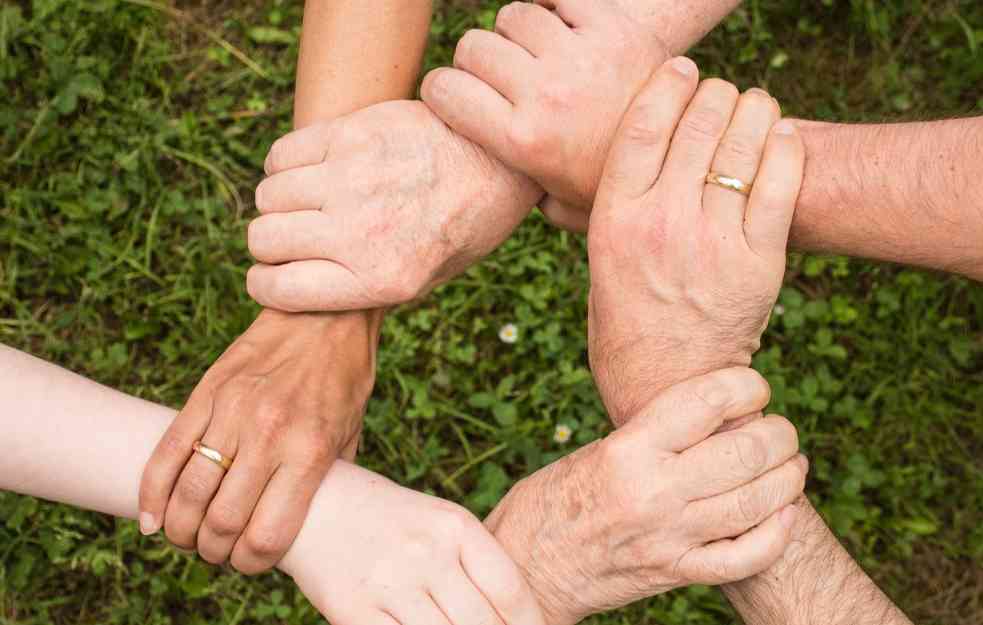 Evo sa koliko godina mladi u Srbiji napuštaju porodično gnezdo