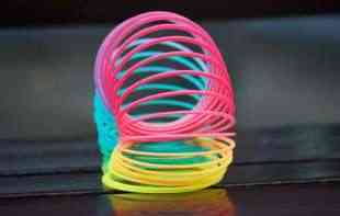 Da li se sećate Slinki <span style='color:red;'><b>igrač</b></span>ke iz 90-ih?