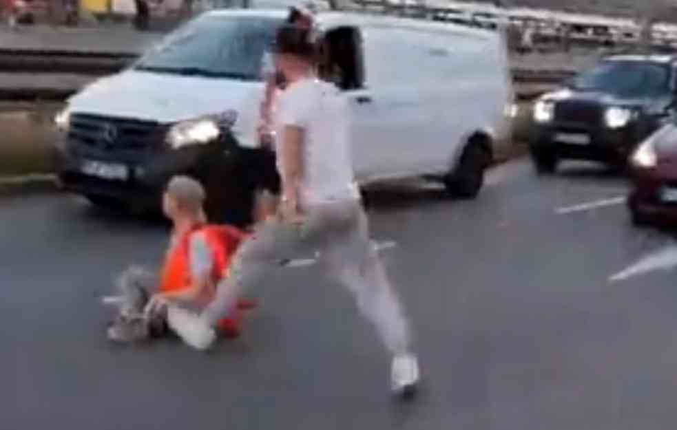 Muškarac brutalno nasrnuo na aktiviste! Šutirao ih i maltretirao! (VIDEO)