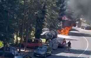 NA PETLOVOM BRDU <span style='color:red;'><b>IZGOREO AUTO</b></span>MOBIL, vatrogasci munjevito reagovali (VIDEO)