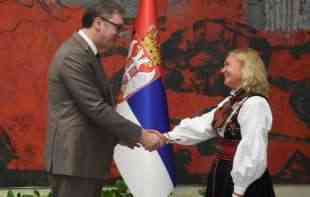<span style='color:red;'><b>Ambasadorka</b></span> Norveške u poseti Vučiću: Došla u tradicionalnoj nošnji