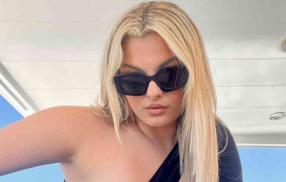 Albanska pevačica Bibi Reksa šokirala izdanjem na MTV nagradama (FOTO)