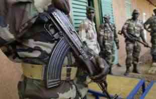 Nigerska hunta oslobodila francuskog zvaničnika, njegovo <span style='color:red;'><b>hapšenje</b></span> izazvalo haos! 