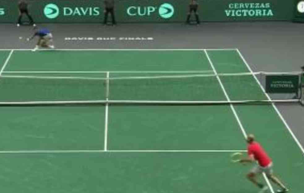 IDEMO : Novak vodi protiv Fokine u užasnim uslovima, Srbija na set do borbe za titulu Dejvis kupa (VIDEO)