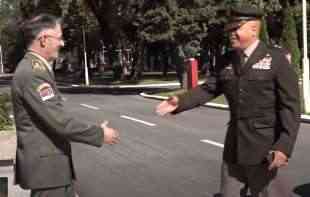 <span style='color:red;'><b>TRAGEDIJA</b></span> SLAVNE SRPSKE VOJSKE: Pogledajte zagrljaj generala Mojsilovića i američkog okupatora! (FOTO)