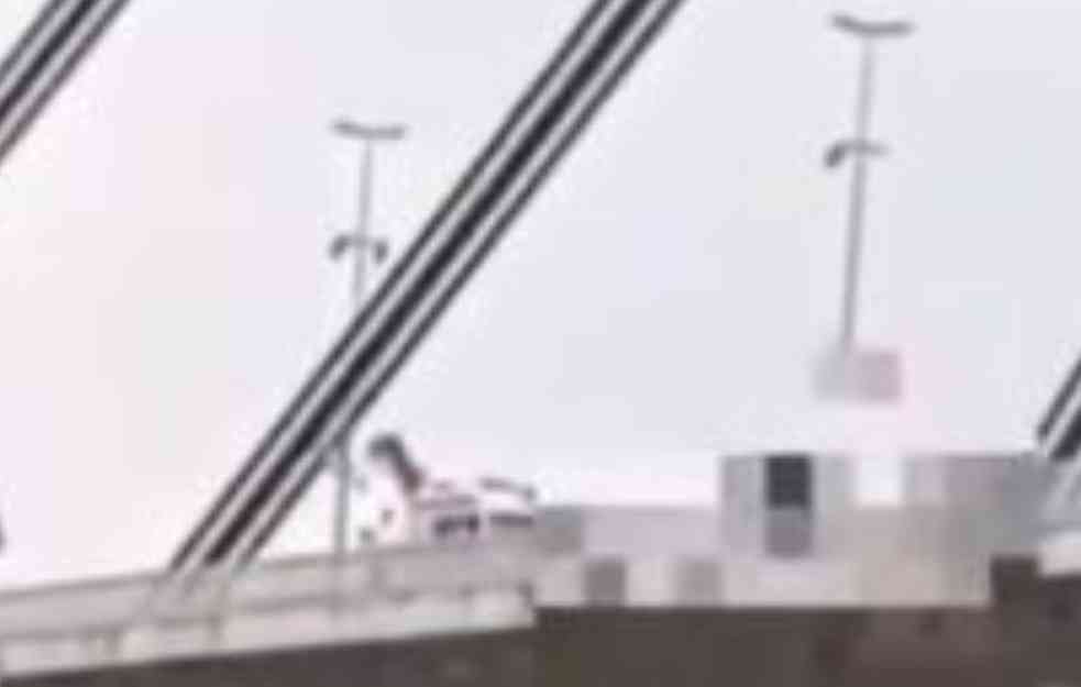 STRAVIČNA SCENA U NOVOM SADU : Čovek skočio sa mosta i tu nije kraj drami! (VIDEO)