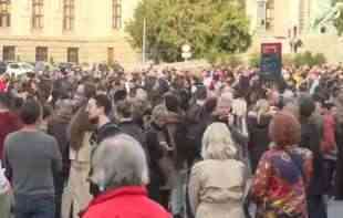 GUŽVA U SAOBRAĆAJU : Ispred parlamenta blokiran saobraćaj zbog protesta dela opozicije