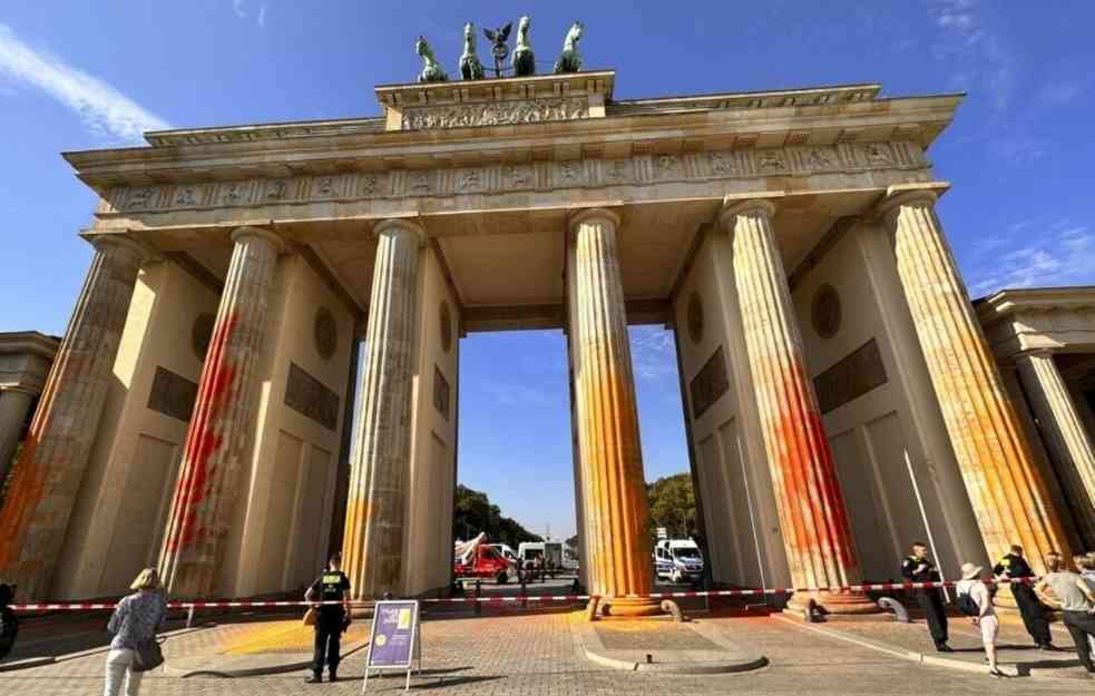 BEZOBRAZLUK! Aktivisti bojom isprskali Brandeburšku kapiju u Berlinu