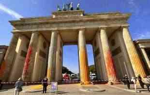 BEZOBRAZLUK! Aktivisti bojom isprskali Brandeburšku kapiju u Berlinu