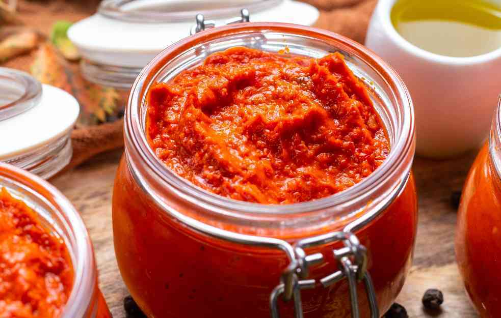 Po receptu najboljih srpskih domaćica: Ajvar od crvenih cepkanih paprika