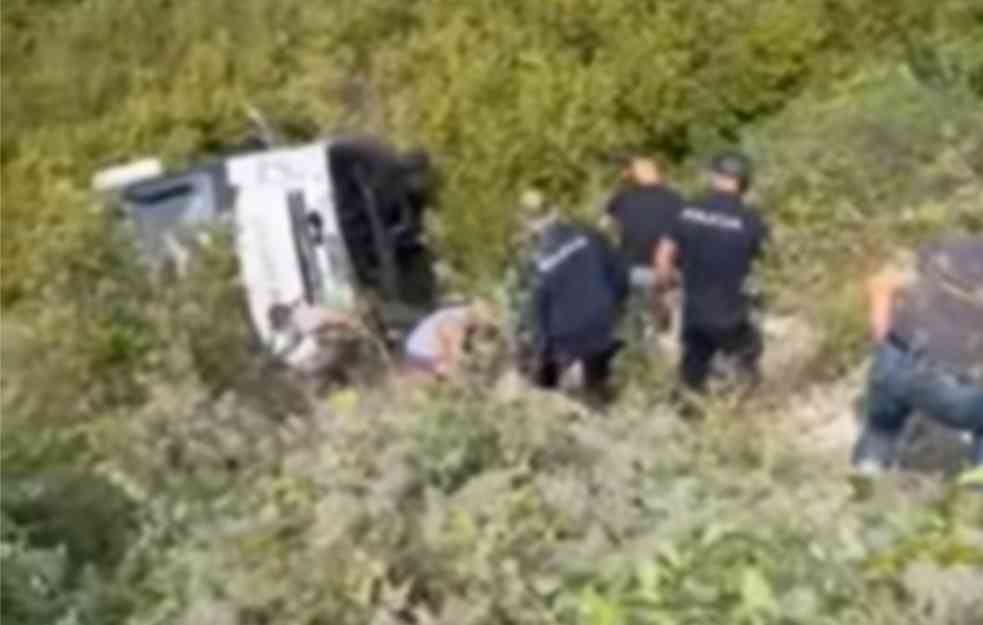 SNIMCI SA MESTA STRAVIČNE NESREĆE U CRNOJ GORI: Poginulo troje, ostali putnici se izvlače iz provalije (VIDEO)
