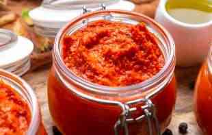 Po receptu najboljih srpskih <span style='color:red;'><b>domaćica</b></span>: Ajvar od crvenih cepkanih paprika