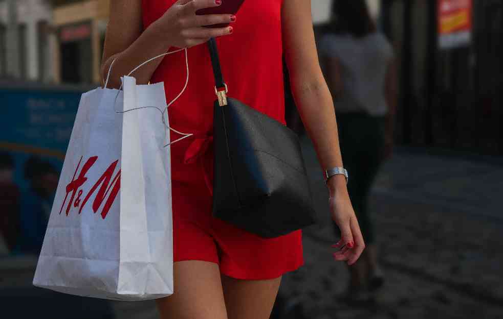 Novo pravilo se odnosi na onlajn kupovinu: H&M počeo da naplaćuje ovu uslugu