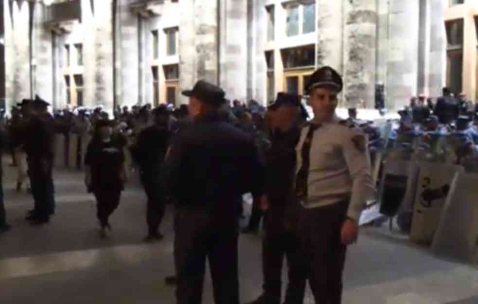 Stanovnici Jermenije nastavljaju proteste u Jerevanu, policija počela da privodi demonstrante