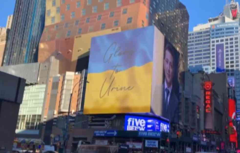 ZELENSKI OVO NIJE OČEKIVAO! Neverovatan gaf u Njujorku: Na bilbordu za ukrajinskog predsednika umesto „Slava Ukrajini“ neočekivan pozdrav