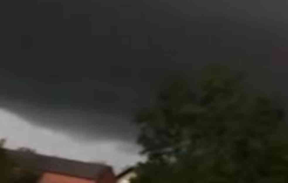 POŽARI, POPLAVLJENI LOKALI, OBORENA STABLA… Sektor za vanredne situacije intervenisao više od 20 puta zbog nevremena, stiglo NOVO UPOZORENJE