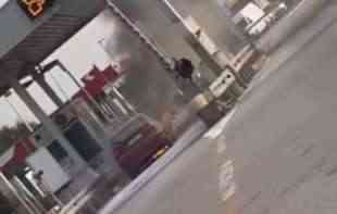 OGROMAN ZASTOJ na autoputu: Vatra progutala automobil kod Pojata (VIDEO)