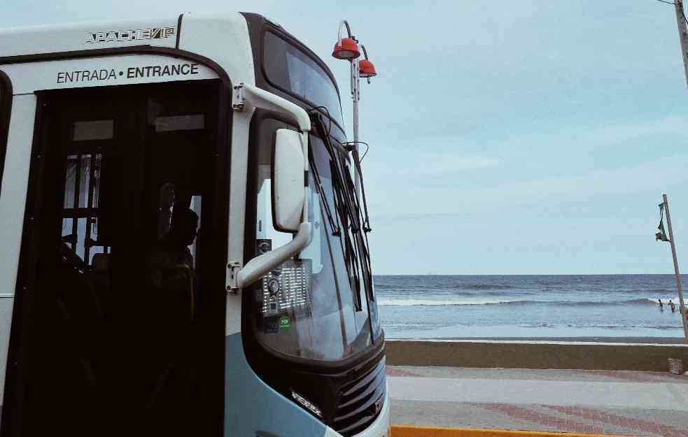Opasna vožnja autobusa punog putnika: Umalo izbegnuta tragedija