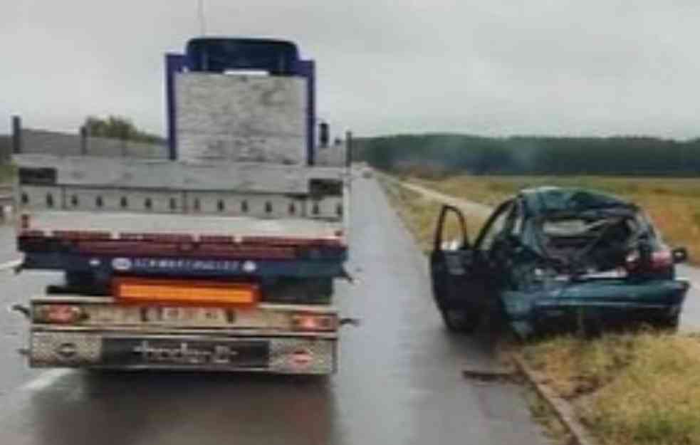 LANČANI SUDAR TRI VOZILA KOD PUPINOVOG MOSTA: Jedna osoba prevezena u Urgentni centar (FOTO)