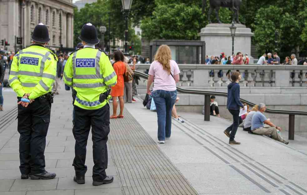 Londonski policajci predaju oružje nakon što je jedan policajac optužen za ubistvo!