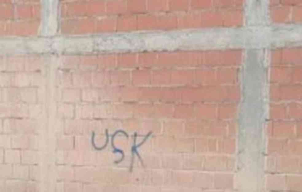 U srpskom selu Donja Budriga ispisani grafiti „UČK“