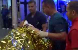 RANJENI SRBIN PREBAČEN U BOLNICU U PRIŠTINU: Povređenog čoveka sa lisicama na rukama odvezli u bolnicu (VIDEO)