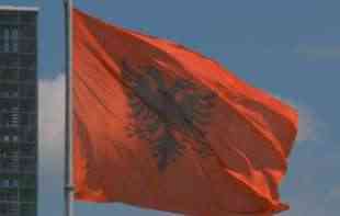 Ne smiruju se: Nova provokacija Albanaca, usred Skoplja istakli transparent (FOTO)
