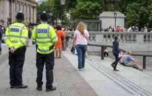 Londonski policajci predaju oružje nakon što je jedan policajac optužen za <span style='color:red;'><b>ubistvo</b></span>!