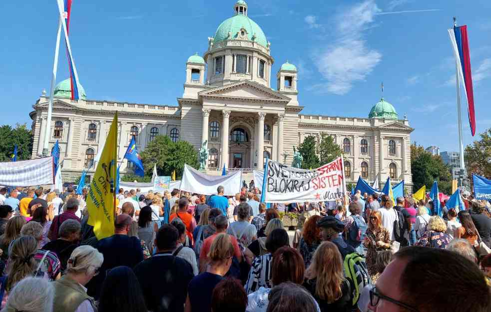 PROTEST PROSVETARA ISPRED SKUPŠTINE: Blokiran saobraćaj na Trgu Nikole Pašiće