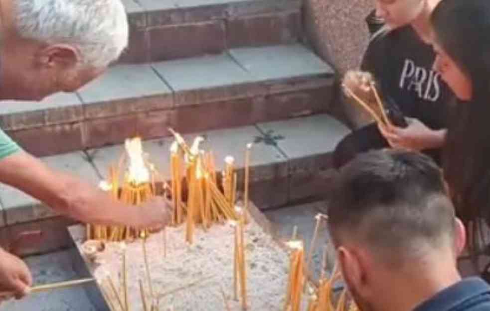 VELIKA TUGA : Na severu Kosova pale sveće za poginule Srbe osumnjičene za napad (FOTO)