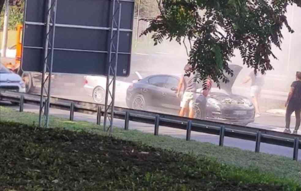 Zapalio se skupoceni automobil kod Sava Centra: Vatrogasci upešno ugasili požar