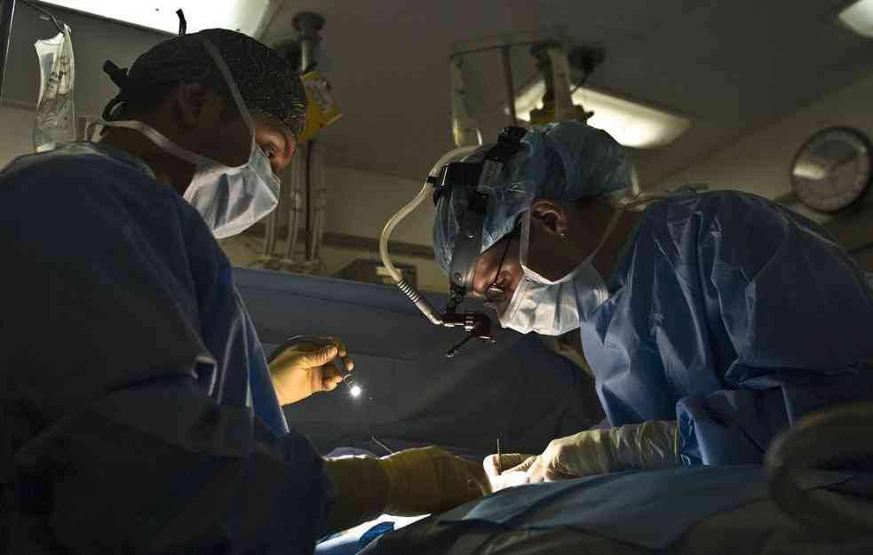 DA LI JE MOGUĆE! Hirurzi pronašli 150 MALIH PREDMETA U STOMAKU muškarca koji se žalio na bolove!
