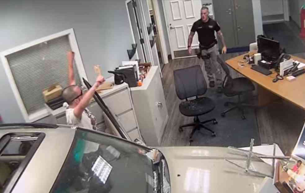 Muškarac se zakucao u kuću autom, pa uleteo i u policijsku stanicu (VIDEO)