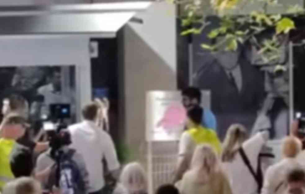 Završen 22. protest „Srbija protiv nasilja“, Lazović logo RTS ofarbao u pink