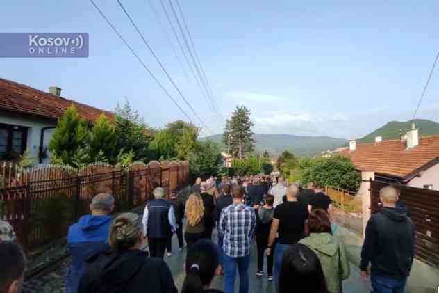OPROŠTAJ OD SRBINA UBIJENOG U BANJSKOJ: Više stotina građana u Zvečanu ispratilo Stefana Nedeljkovića 