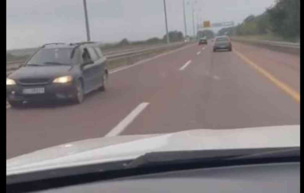DOKLE VIŠE OVAJ BIZARAN TREND : Brzom trakom juri u susret vozačima (VIDEO)