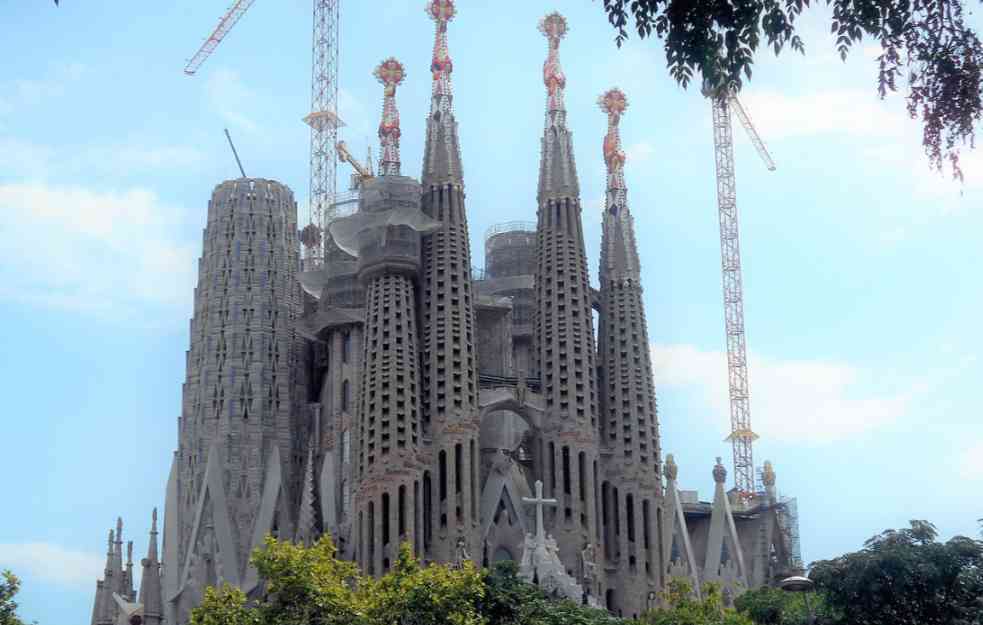 Sagrada Familija u Barseloni bliži se završetku dok se krunišu kule