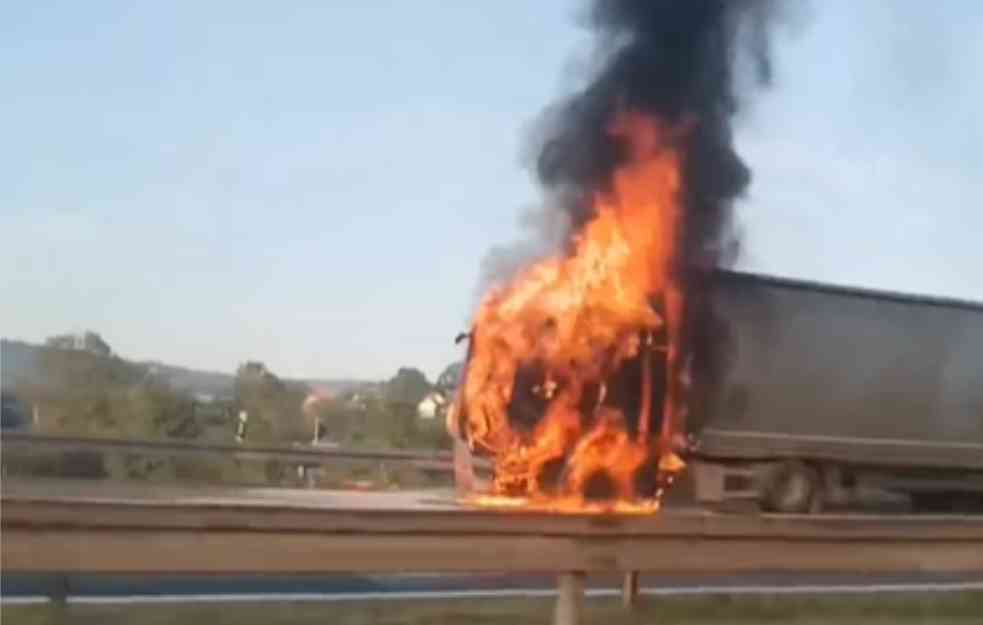 KOD UMČARA OPŠTI KOLAPS NA AUTOPUTU : Zapalio se kamion, ljudi u NEVERICI GLEDAJU (VIDEO)