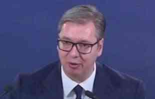 Pogledajte kako se u  Predsedništvu Vučić relaksira dok je na Slaviji 16 minuta tišine (FOTO)
