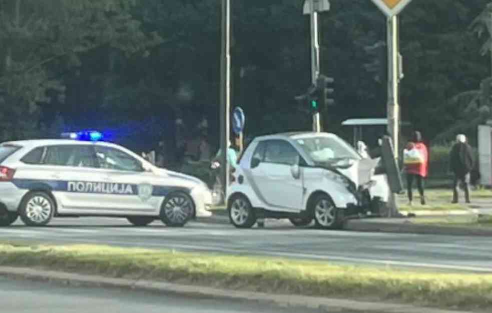 AUTOMOBIL SE ZAKUCAO U BANDERU, PREDNJI DEO SMRSKAN :Stravična nesreća na Novom naselju u Novom Sadu (FOTO)