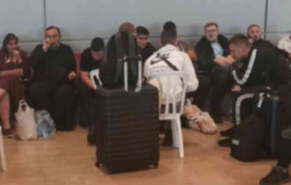 DRAMATIČNO! 57 LJUDI IZ SRBIJE ZAROBLJENO NA AERODROMU U TEL AVIVU! Deca ležala na podu kad je odjeknula bomba! (FOTO)