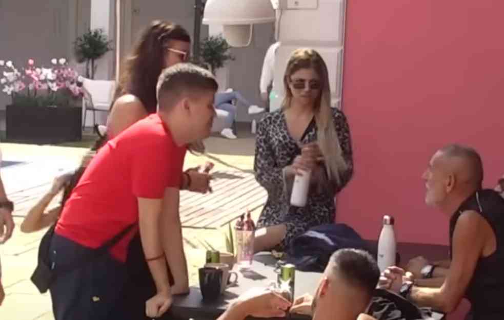 HOROR,UROŠ STANIĆ IZ SVE SNAGE PROLETEO KROZ STAKLO! Učesnici vrištali (VIDEO)